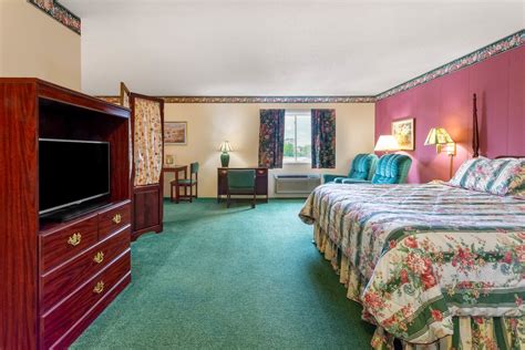 Super 8 by Wyndham Reedsburg | Reedsburg, WI Hotels