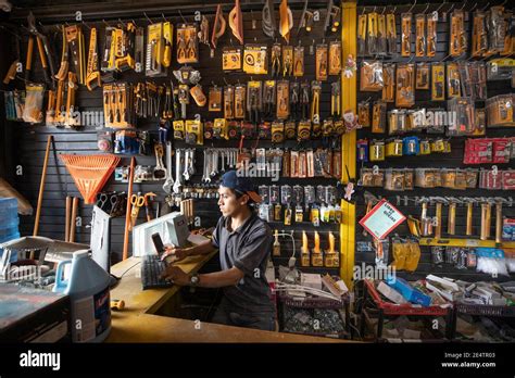 Hardware store shelves hi-res stock photography and images - Alamy