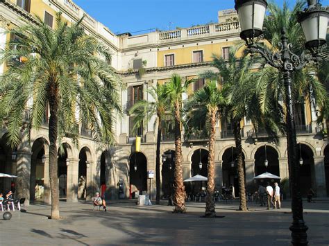Королевская площадь (Plaza Reial) - в Барселоне