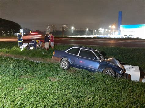 Carro Fechado Em Ultrapassagem No Contorno Sul E Casal Fica Ferido