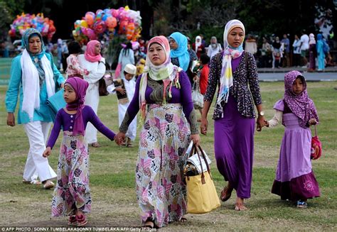 Eid 2013 Millions Of Worshippers Gather To Celebrate The Finish Of