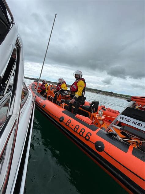 Abersoch Rnli Volunteer Crew Assist Motor Vessel Rnli