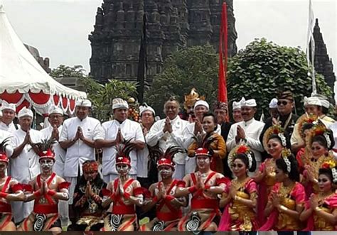 Ribuan Umat Hindu Hadiri Tawur Agung Kesanga Di Candi Prambanan