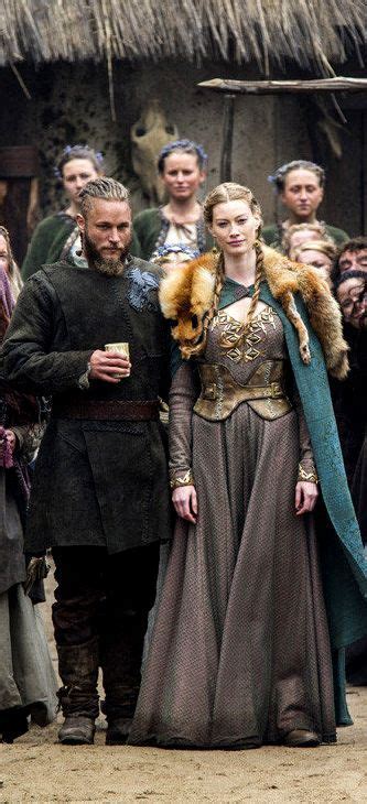 Travis Fimmel Ragnar Lothbrok And Alyssa Sutherland Aslaug In Vikings Vikings Viking