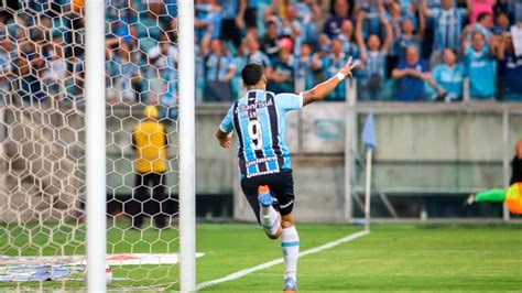 Suárez faz três gols em estreia pelo Grêmio e web se derrete Lendário