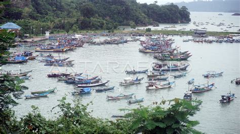 Nelayan Teluk Popoh Terdampak Cuaca Buruk Antara Foto