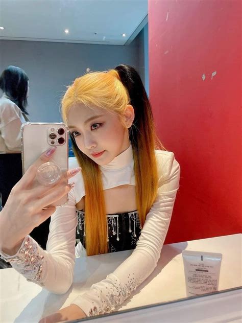 Ghim của gay nerd III trên EVERGLOW 에버글로우