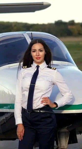 Pin By David Oberl Nder On Uniform Female Pilot Inspirational Women