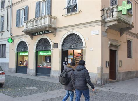 Minaccia Le Dipendenti Con Una Pistola E Rapina La Farmacia 1 200 Euro