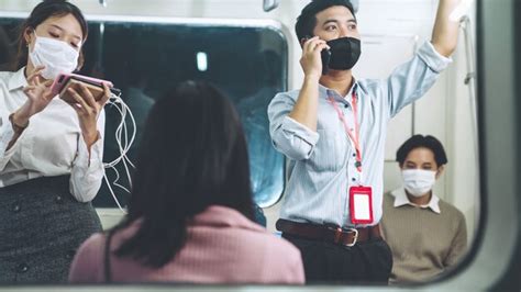 Premium Photo Crowd Of People Wearing Face Mask On A Crowded Public