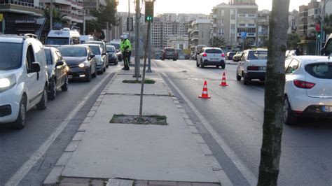 İzmir de direğe çarpan motosikletin sürücüsü ağır yaralandı