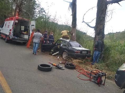 Motorista perde controle da direção e bate em árvore na MG 447