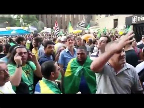 Manifestantes batem boca em frente ao prédio da Fiesp na Av Paulista