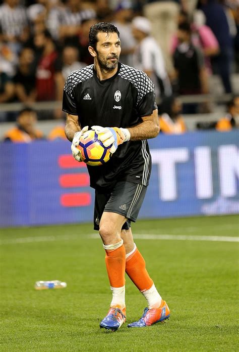 Gianluigi Buffon Psg Bio Age Real Name Net Worth 2020 And Partner