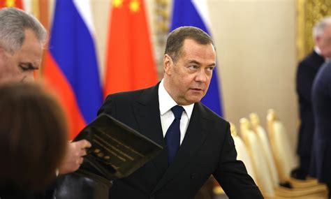 Medvedev Sus Ine C A Vizitat Trupele Ruse Ti Sta Ionate N Apropierea