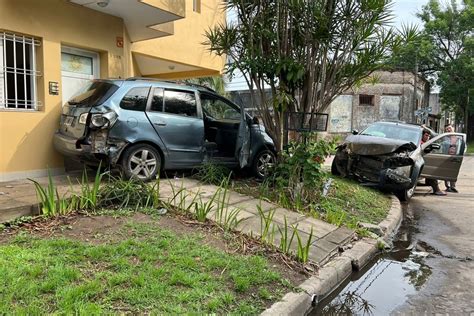 En Barrio Mar A Selva Dos Veh Culos Sobre La Vereda Tras Un Fuerte