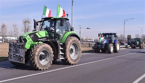 Trattori Degli Agricoltori In Protesta Bloccano Il Casello A Brescia