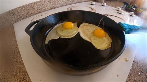 Cast Iron Skillet Non Stick Fried Eggs Youtube