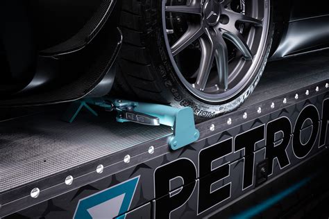 Kegger Sprinter Petronas Super Reboque Que Leva Seu AMG Para A Pista