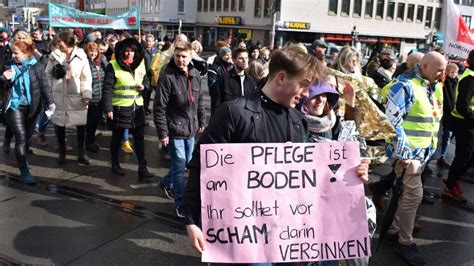 Warnstreik In Hessischen Kliniken Krankenpfleger Legen In Kassel