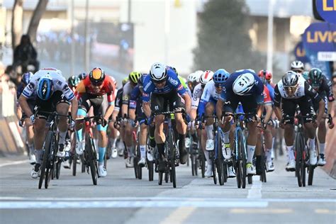 Tirreno Adriatico Jakobsen Devance Philipsen Au Sprint Dans La E