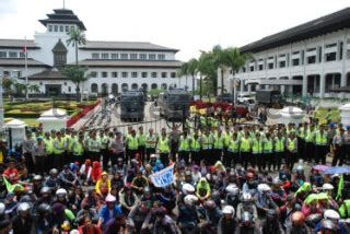 Unjuk Rasa Buruh Di Depan Gedung Sate Datatempo