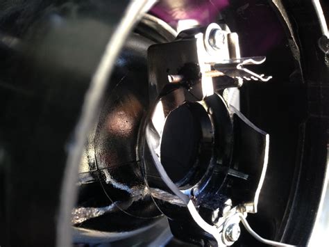 Как я восстановил крепление лампы ближнего света. Видео. — Toyota ...