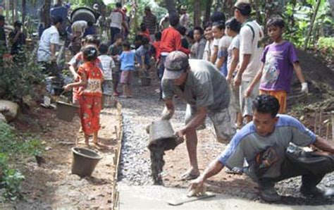 Gotong Royong Membuat Jalan Media Pendidikan Warga