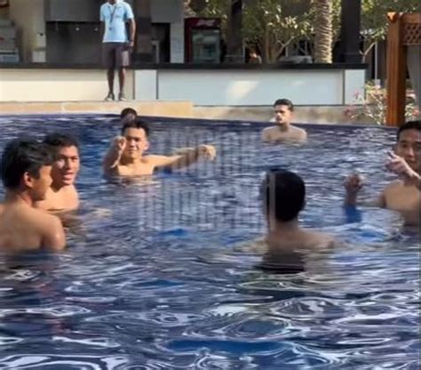 Momen Pemain Timnas Indonesia Enjoy Renang Bareng Jelang Lawan