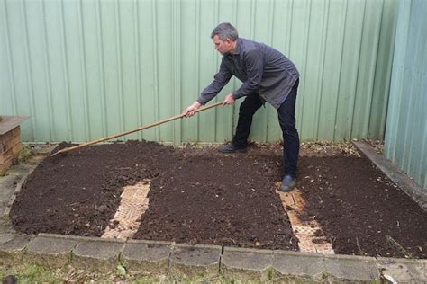 Preparing A New Garden Bed With Double Digging Garden Beds Garden Dig