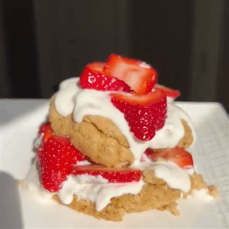 Strawberry Shortcake Baked Oat Cake Myprotein™