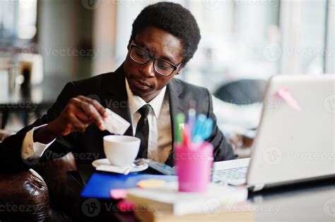 homme d affaires afro américain portant un costume noir et des lunettes