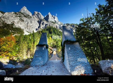 Un pont suspendu traverse la vallée Klausbachtal au parc national de