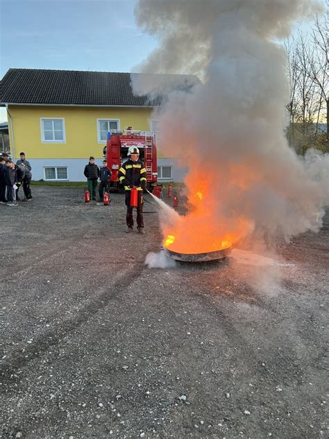 Jugendübung Brandbekämpfung mittels Feuerlöscher Freiwillige