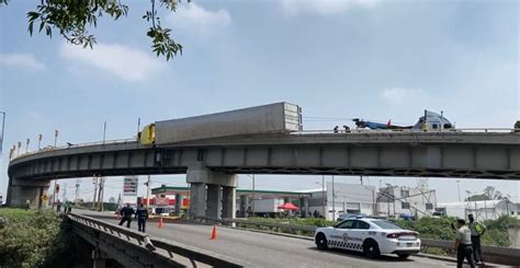 Video Tráiler Vuelca Y Queda Colgado En Puente Del Circuito Exterior Mexiquense