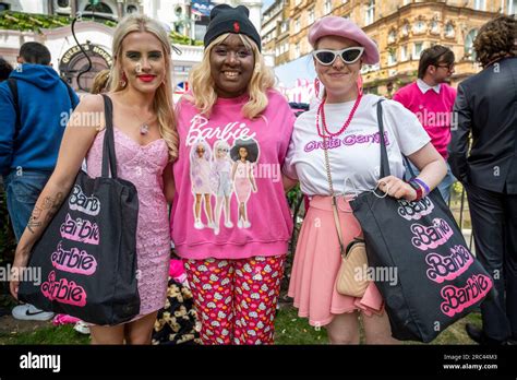 Londres Reino Unido 12 De Julio De 2023 Los Fans De Barbie En Leicester Square Antes Del