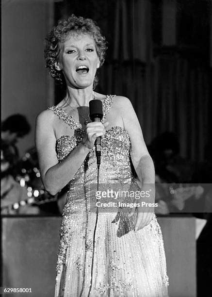 2 030 Photos Et Images Haute Résolution De Petula Clark Getty Images