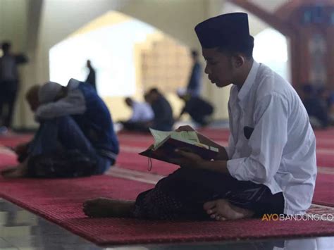 Tadarus Alquran Saat Ramadan Di Masjid Pusdai