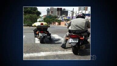 JA 1ª Edição Motociclistas são flagrados parados em cima da faixa de