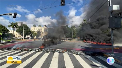 Protesto Bloqueia Tr Nsito No Centro Do Recife Veja V Deo E Saiba Como