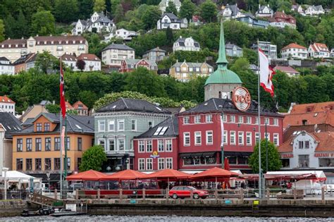 Vackra Fasader Av De Historiska Byggnaderna I Bergen Norway