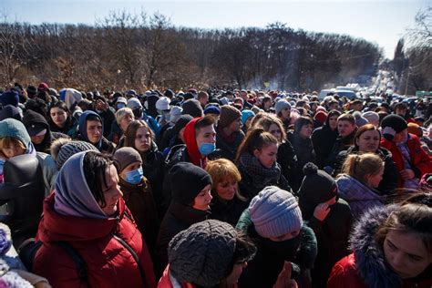 近70万人已逃离乌克兰，联合国难民署警告“本世纪欧洲最大难民危机”难民波兰乌克兰新浪新闻