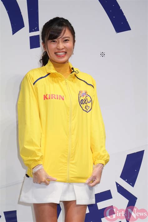 小島瑠璃子、のどごし＜生＞で乾杯 美脚で“日本一！”をアピール Girlsnews