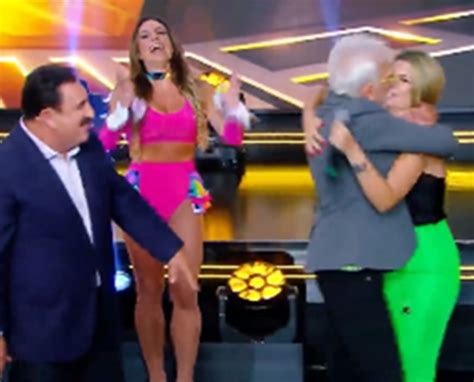 Moacyr Franco dá beijão em Antônia Fontenelle durante jogo no Programa