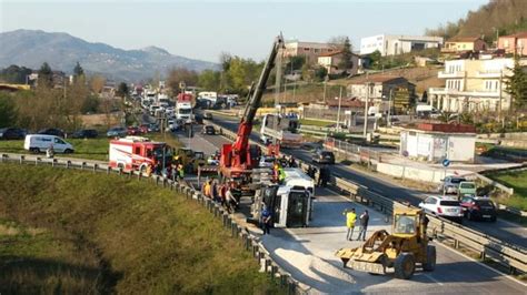 Autocarro Si Capovolge E Perde Il Carico Variante Bloccata Per Ore