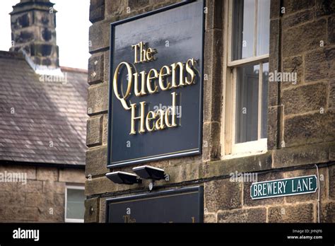 Queens Head And Pub Sign High Resolution Stock Photography And Images