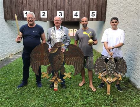 Den Vogel abgeschossen Königsschießen der Schützengilde Altenhaßlau