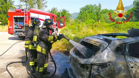 Solofra Auto Incendiata Intervengono I Vigili Del Fuoco Punta L