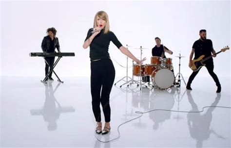 Watch: Taylor Swift Dances With Viral-Video Star | BackstageOL.com