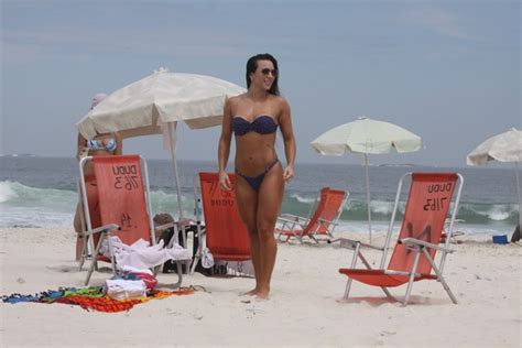 EGO Ex BBB Michelly exibe corpo menos musculoso na praia notícias